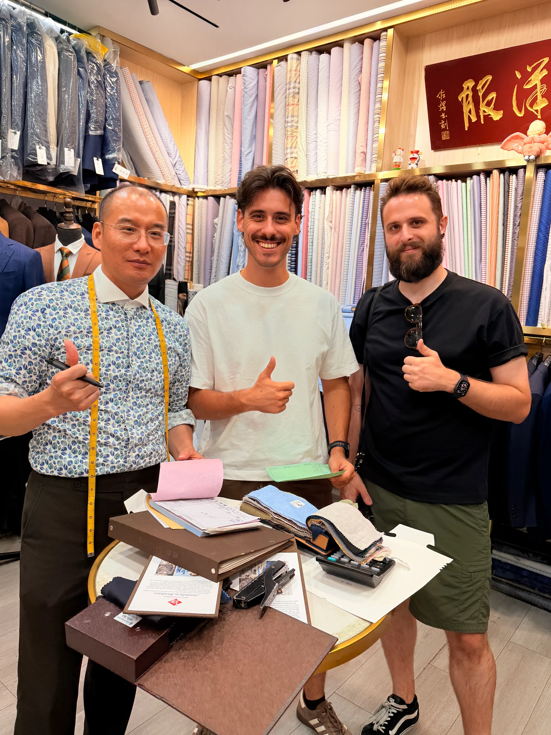 客户在五岳洋服门店查看面料样本并沟通定制需求