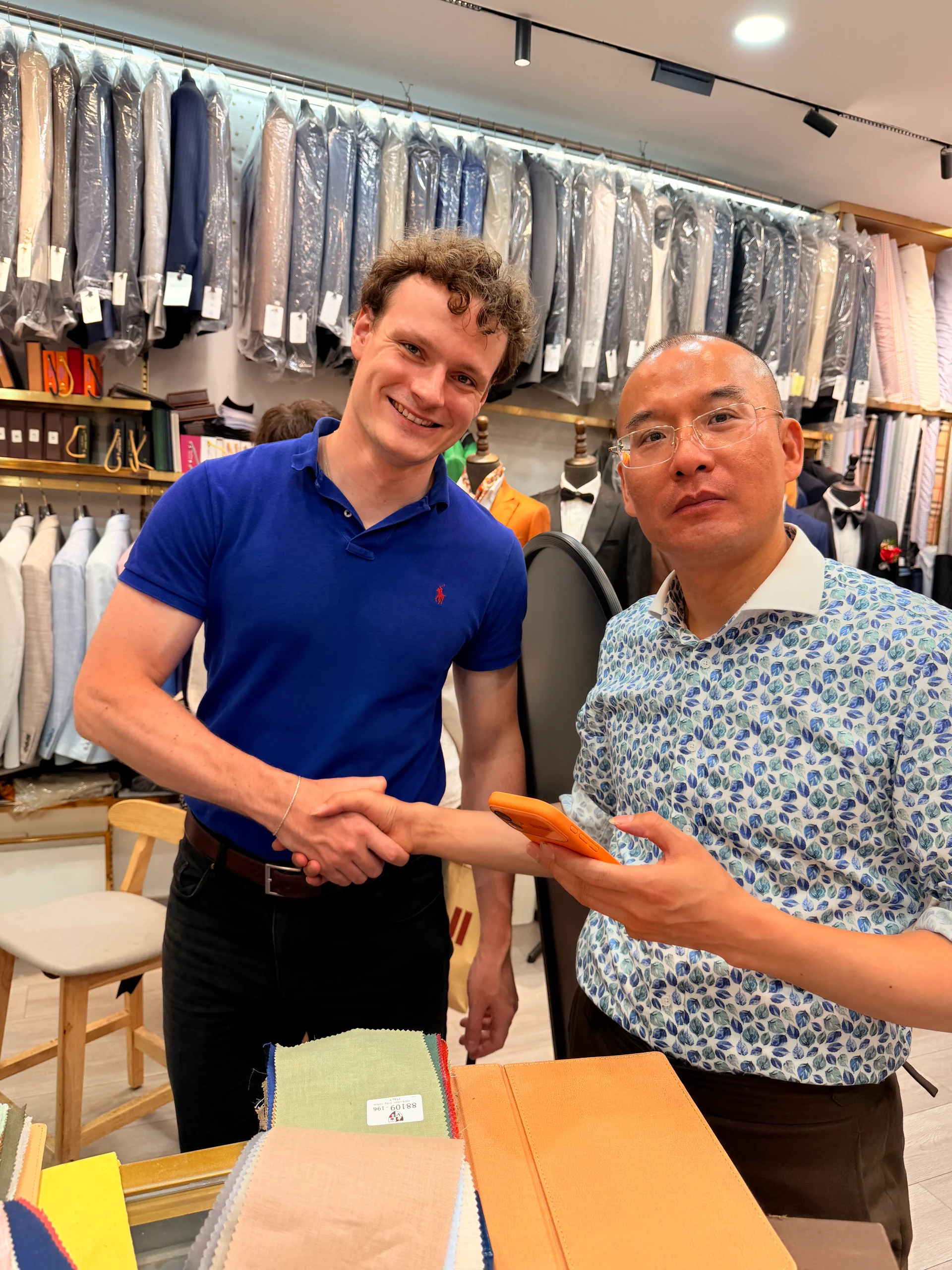客户在五岳洋服门店确认面料样本和定制细节