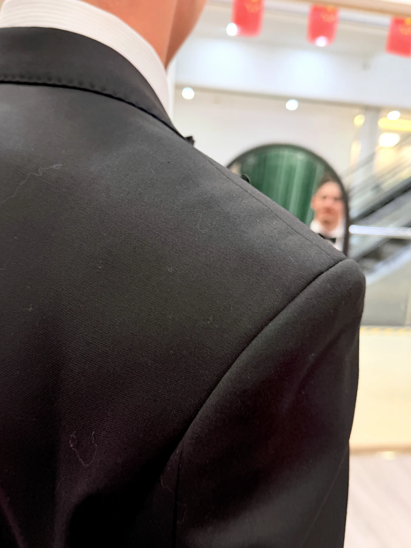 黑色礼服肩线与后领镜前检查近景