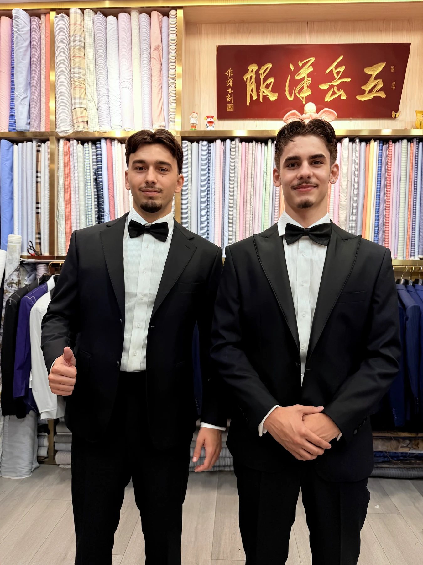 两位客户在五岳洋服试穿黑色礼服与领结