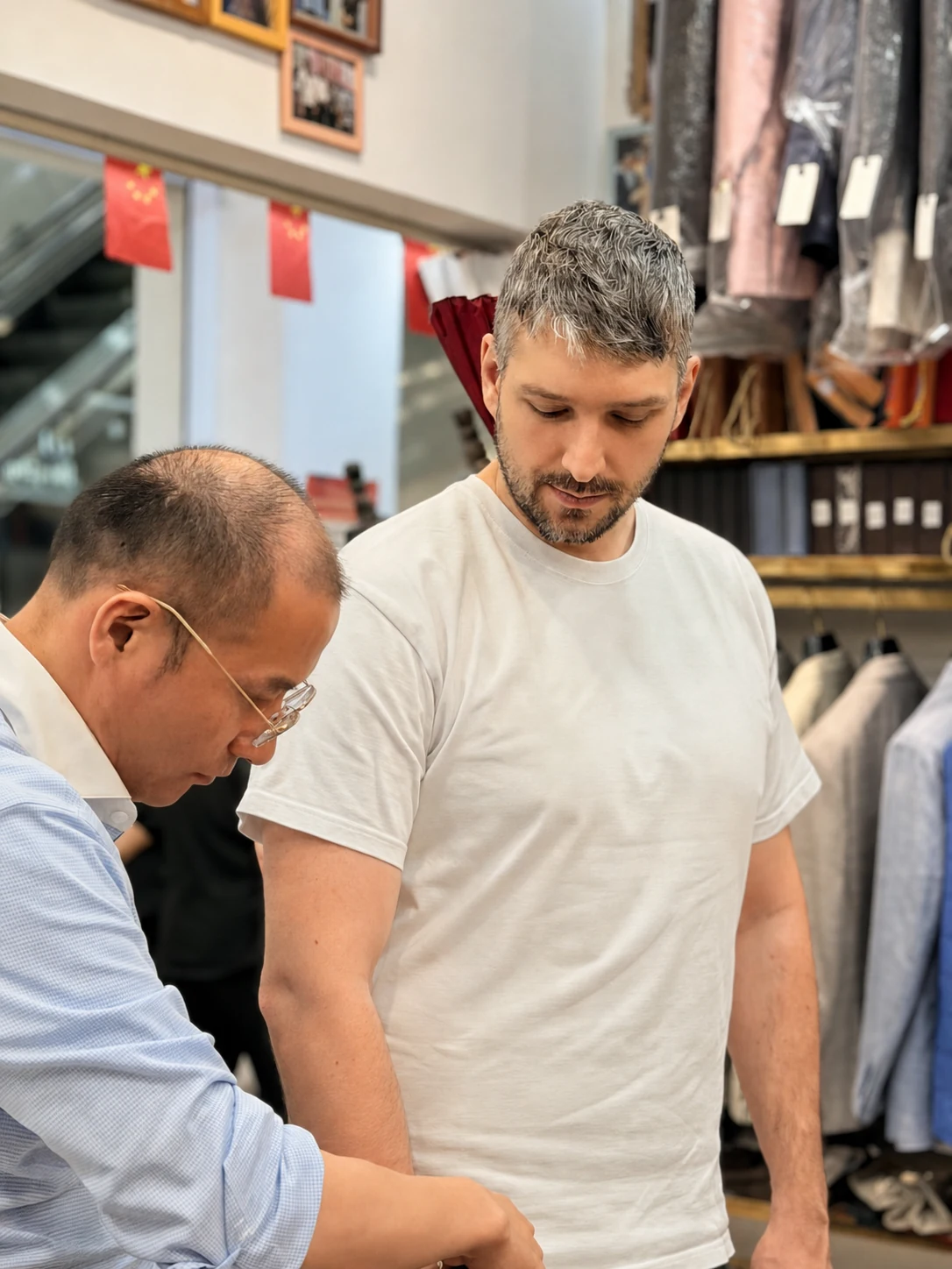 五岳洋服开始为客户进行门店量体