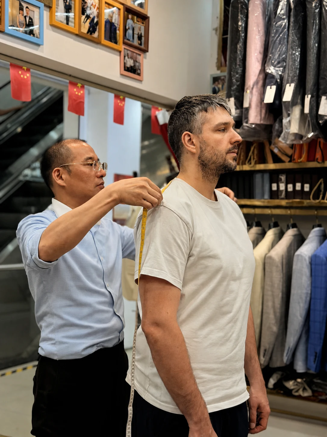 五岳洋服检查客户肩部平衡与体态
